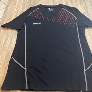 121 Men’s WINVIC Size Large work out shirt